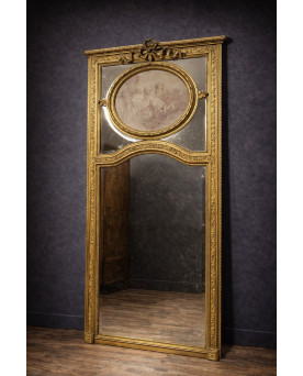 Le village de 58 brocanteurs - Très grand miroir à parecloses, richement sculpté et doré à la feuille, de style Louis XVI