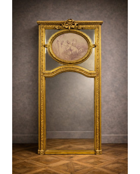 Le village de 58 brocanteurs - Très grand miroir à parecloses, richement sculpté et doré à la feuille, de style Louis XVI