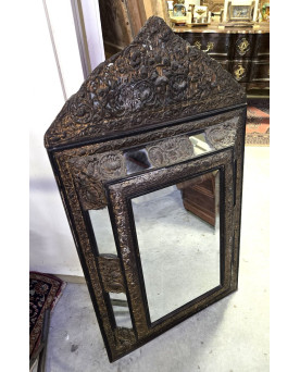 Le village de 58 brocanteurs - miroir ancien en cuivre repoussé et patiné époque Napoléon III