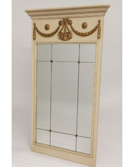 Le village de 58 brocanteurs - miroir trumeau de style Louis XVI avec encadrement en bois peint dans un ton crème patiné