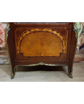 Le village de 58 brocanteurs - Vitrine style Louis XV en marquéterie de bois nobles