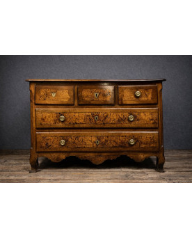 Le village de 58 brocanteurs -  Commode époque Louis XV en noyer et loupe