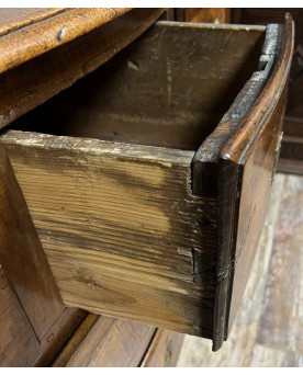 Le village de 58 brocanteurs -  Commode époque Louis XV en noyer et loupe
