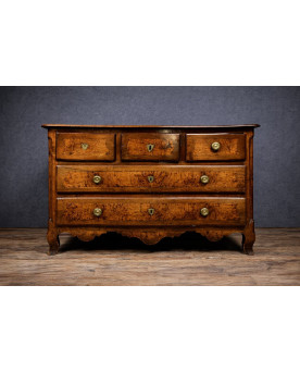Le village de 58 brocanteurs -  Commode époque Louis XV en noyer et loupe