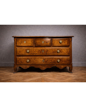Le village de 58 brocanteurs -  Commode époque Louis XV en noyer et loupe