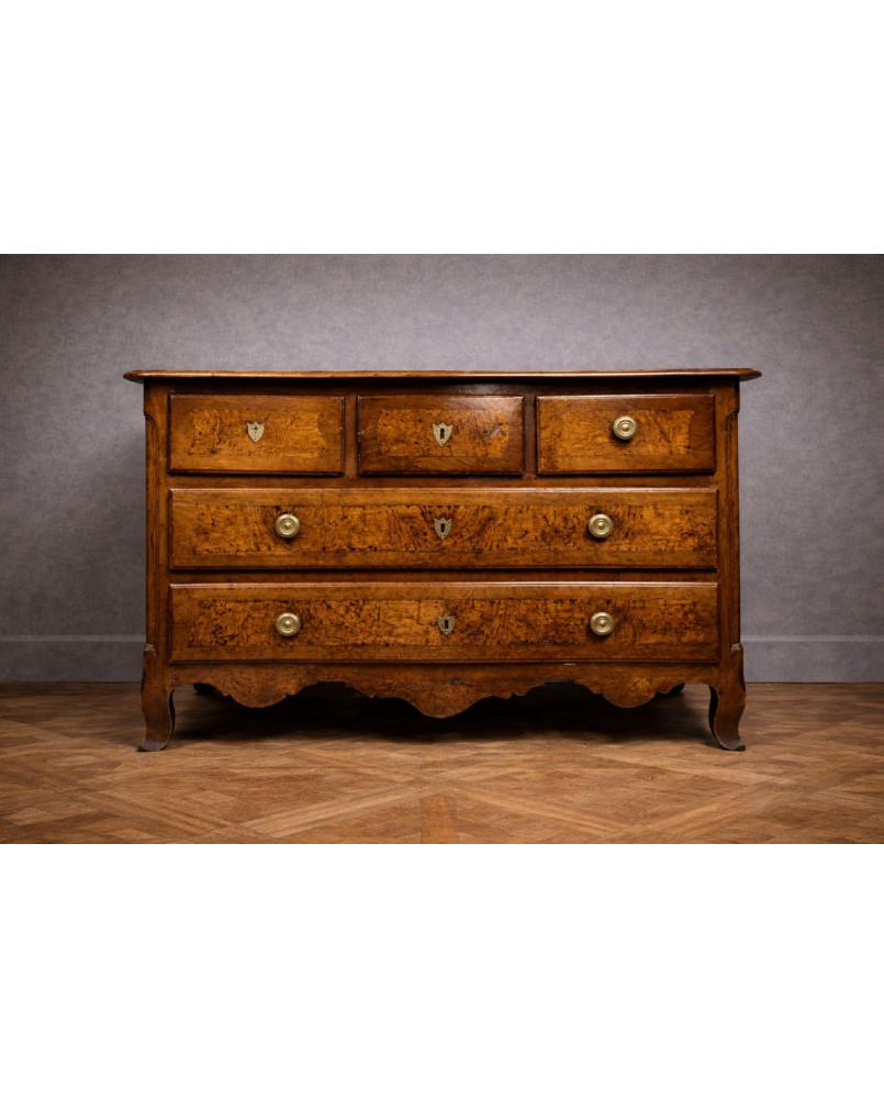 Le village de 58 brocanteurs -  Commode époque Louis XV en noyer et loupe