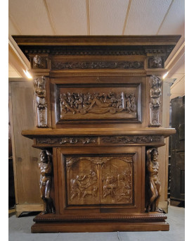 Le village de 58 brocanteurs -  Meuble ancien en bois massif richement sculpté, de style Renaissance