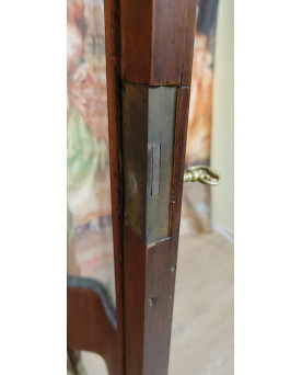 Le village de 58 brocanteurs -  Vitrine galbée style Louis XV en marquéterie de bois précieux et bronzes dorés