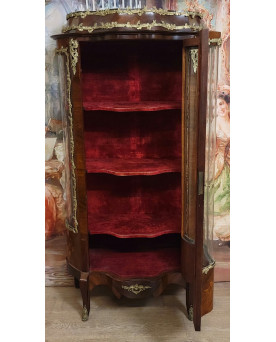 Le village de 58 brocanteurs -  Vitrine galbée style Louis XV en marquéterie de bois précieux et bronzes dorés
