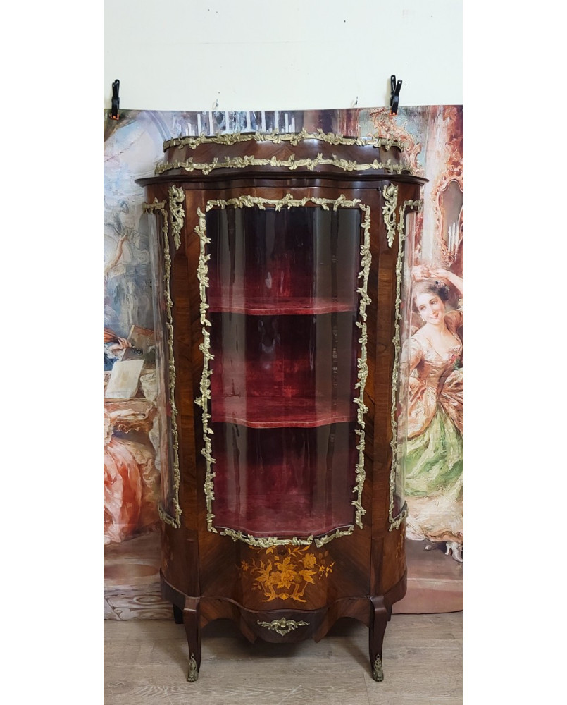 Le village de 58 brocanteurs -  Vitrine galbée style Louis XV en marquéterie de bois précieux et bronzes dorés