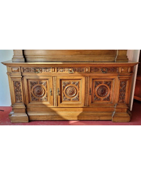 Le village de 58 brocanteurs - buffet deux-corps architectural, réalisé en noyer massif richement sculpté
