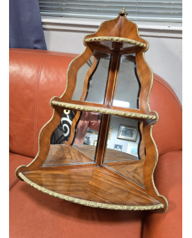 Le village de 58 brocanteurs - Vitrine d’angle en bois de rose époque Napoléon III
