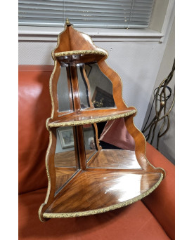 Le village de 58 brocanteurs - Vitrine d’angle en bois de rose époque Napoléon III