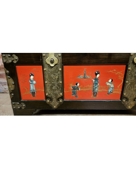 Le village de 58 brocanteurs - Rare coffre asiatique en bois laqué, datant de la 1ere moitié du XXeme siécle