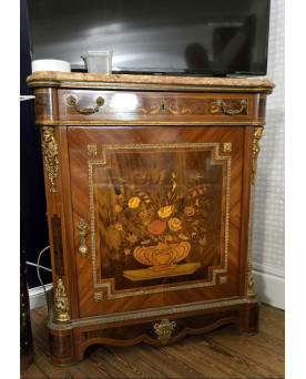 Le village de 58 brocanteurs - meuble d’appui en marquéterie de bois précieux, richement décoré d’une marqueterie florale