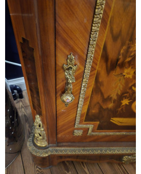 Le village de 58 brocanteurs - meuble d’appui en marquéterie de bois précieux, richement décoré d’une marqueterie florale