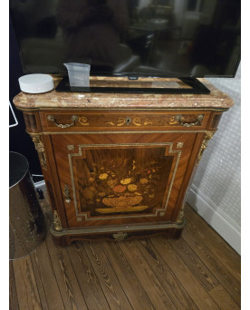 Le village de 58 brocanteurs - meuble d’appui en marquéterie de bois précieux, richement décoré d’une marqueterie florale