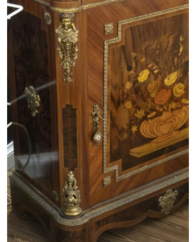 Le village de 58 brocanteurs - meuble d’appui en marquéterie de bois précieux, richement décoré d’une marqueterie florale