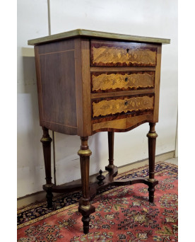 Le village de 58 brocanteurs - Commode de Dame a toilette dissimulée, richement décorée d’une marqueterie florale