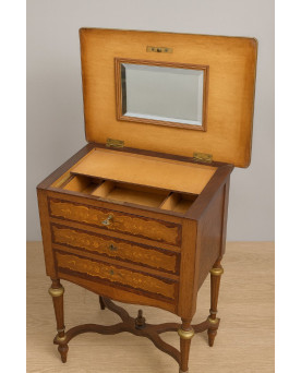 Le village de 58 brocanteurs - Commode de Dame a toilette dissimulée, richement décorée d’une marqueterie florale