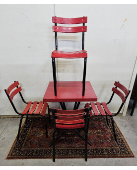 Le village de 58 brocanteurs - ensemble complet table + 4 chaises style bistrot,en bois peint rouge et structure en métal noir