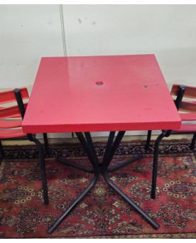 Le village de 58 brocanteurs - ensemble complet table + 4 chaises style bistrot,en bois peint rouge et structure en métal noir