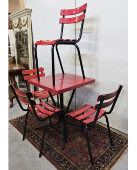 Le village de 58 brocanteurs - ensemble complet table + 4 chaises style bistrot,en bois peint rouge et structure en métal noir