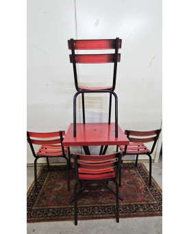 Le village de 58 brocanteurs - ensemble complet table + 4 chaises style bistrot,en bois peint rouge et structure en métal noir