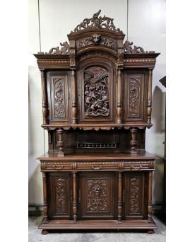 Le village de 58 brocanteurs - Important buffet deux-corps en Noyer massif, richement sculpté dans le pur style Renaissance