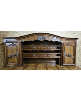 Le village de 58 brocanteurs - Grand buffet vaisselier en noyer et orme, de style Louis XV
