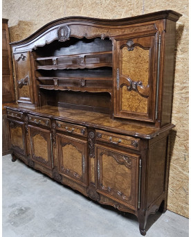 Le village de 58 brocanteurs - Grand buffet vaisselier en noyer et orme, de style Louis XV