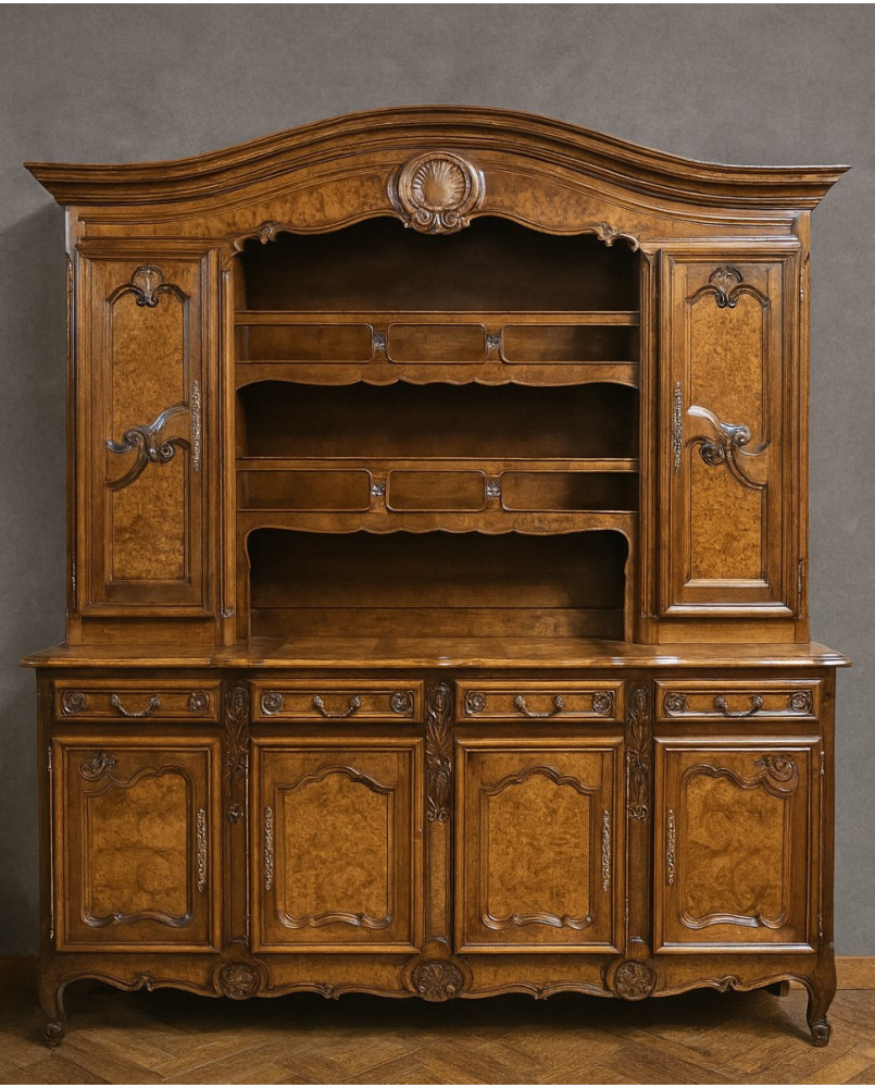 Le village de 58 brocanteurs - Grand buffet vaisselier en noyer et orme, de style Louis XV