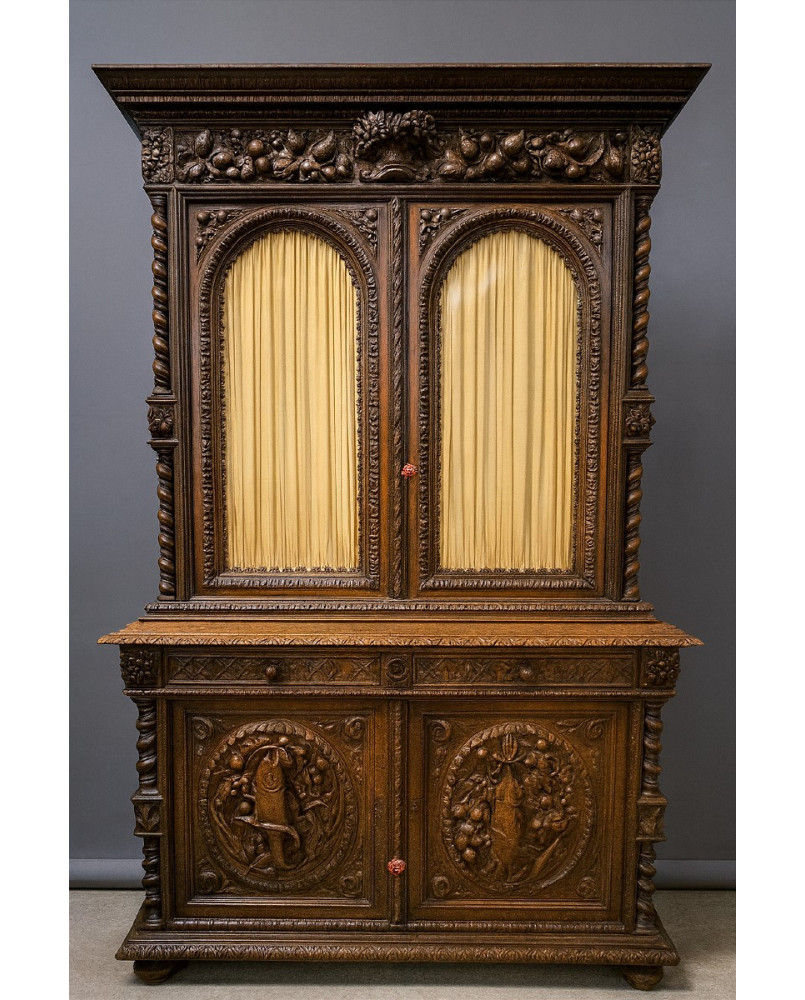 Le village de 58 brocanteurs - Buffet deux-corps en chêne massif, richement sculpté dans le style Renaissance