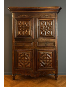 Le village de 58 brocanteurs - cabinet quatre volets époque XVIII eme en noyer massif
