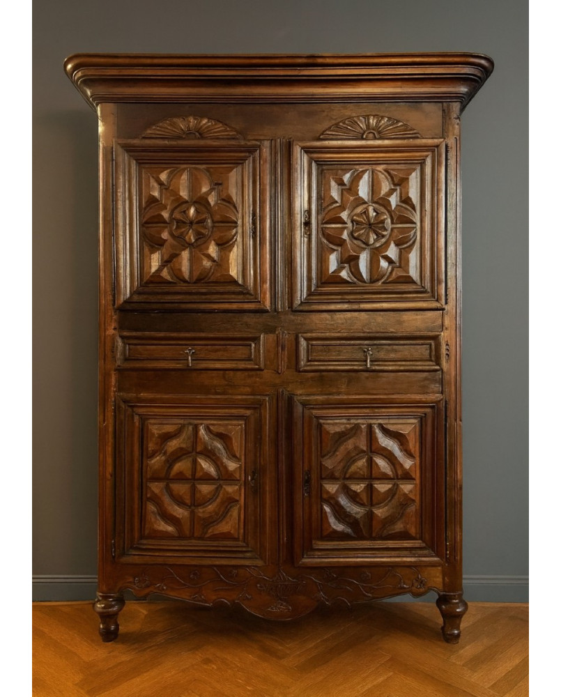 Le village de 58 brocanteurs - cabinet quatre volets époque XVIII eme en noyer massif