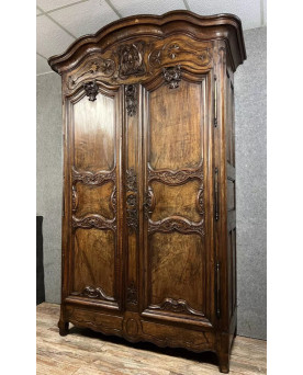 Le village de 58 brocanteurs - Très importante armoire Lyonnaise époque Louis XV en noyer massif / hauteur 295 cm