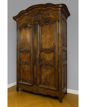 Le village de 58 brocanteurs - Très importante armoire Lyonnaise époque Louis XV en noyer massif / hauteur 295 cm