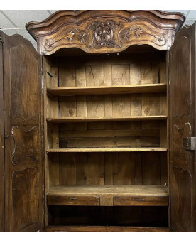 Le village de 58 brocanteurs - Très importante armoire Lyonnaise époque Louis XV en noyer massif / hauteur 295 cm