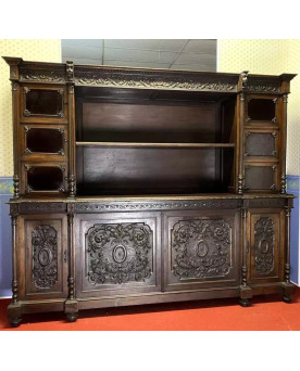 Le village de 58 brocanteurs - Buffet vaisselier style Renaissance, entièrement réalisé en noyer et richement sculpté