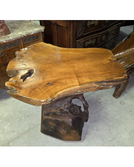 Le village de 58 brocanteurs - Table en bois d'olivier sculpté, réalisée à partir d’une racine