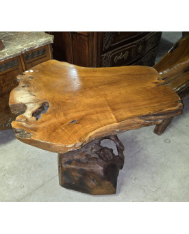 Le village de 58 brocanteurs - Table en bois d'olivier sculpté, réalisée à partir d’une racine