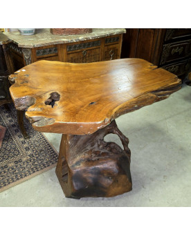 Le village de 58 brocanteurs - Table en bois d'olivier sculpté, réalisée à partir d’une racine