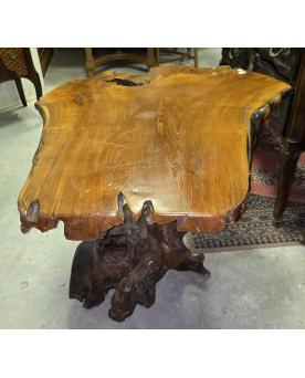 Le village de 58 brocanteurs - Table en bois d'olivier sculpté, réalisée à partir d’une racine
