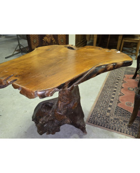 Le village de 58 brocanteurs - Table en bois d'olivier sculpté, réalisée à partir d’une racine