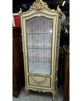 Le village de 58 brocanteurs - vitrine de style Louis XV / Rococo, en bois peint dans des tons crème et doré