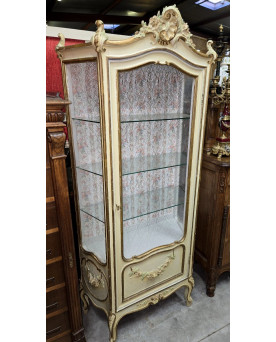 Le village de 58 brocanteurs - vitrine de style Louis XV / Rococo, en bois peint dans des tons crème et doré