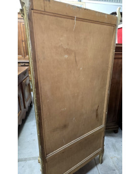 Le village de 58 brocanteurs - vitrine de style Louis XV / Rococo, en bois peint dans des tons crème et doré