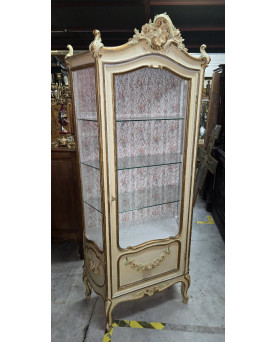 Le village de 58 brocanteurs - vitrine de style Louis XV / Rococo, en bois peint dans des tons crème et doré