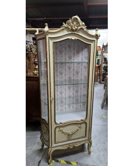 Le village de 58 brocanteurs - vitrine de style Louis XV / Rococo, en bois peint dans des tons crème et doré