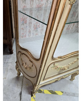 Le village de 58 brocanteurs - vitrine de style Louis XV / Rococo, en bois peint dans des tons crème et doré